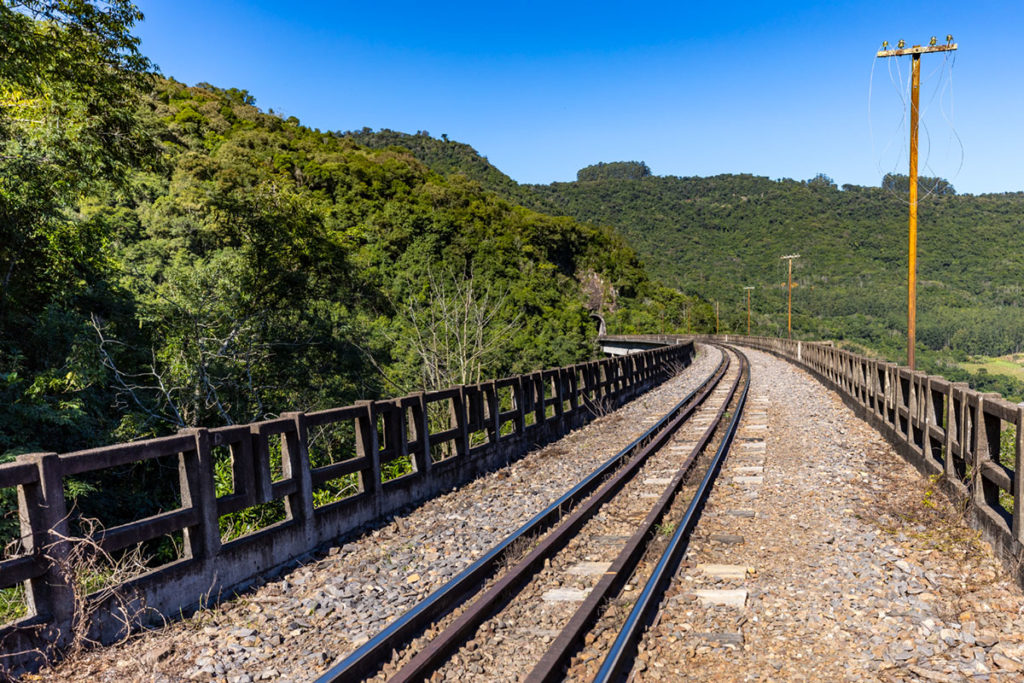 Curva do Viaduto 12 leva a túnel na Ferrovia do Trigo