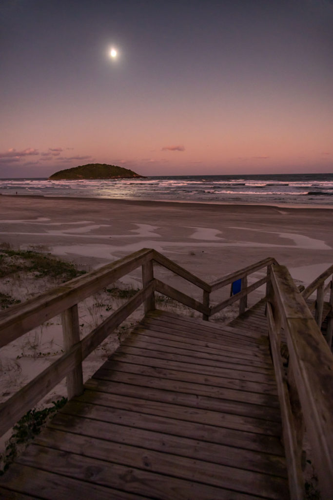 Lua ilumina a Ilha do Batuta e a Praia de Ibiraquera