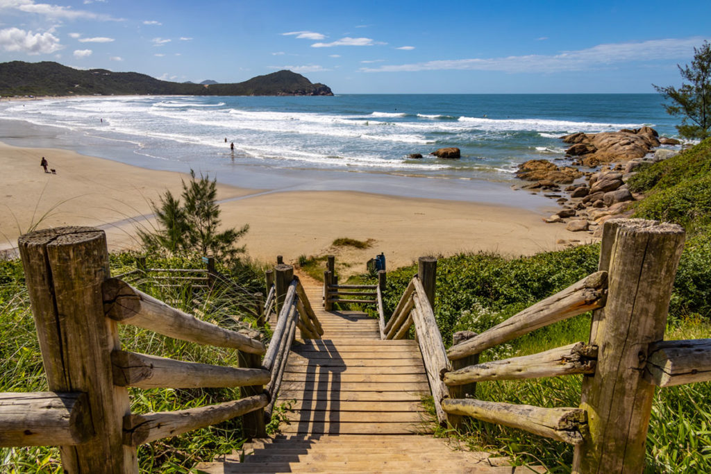 Escadaria de madeira leva até a areia da Praia do Rosa sul