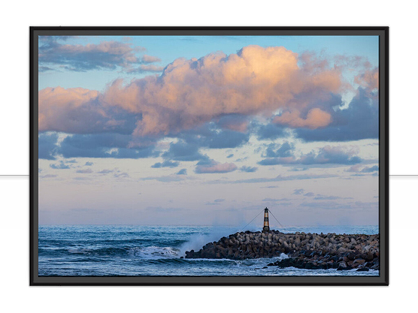 Quadro mostra o farol da praia de Laguna, em Santa Catarina, ao entardecer