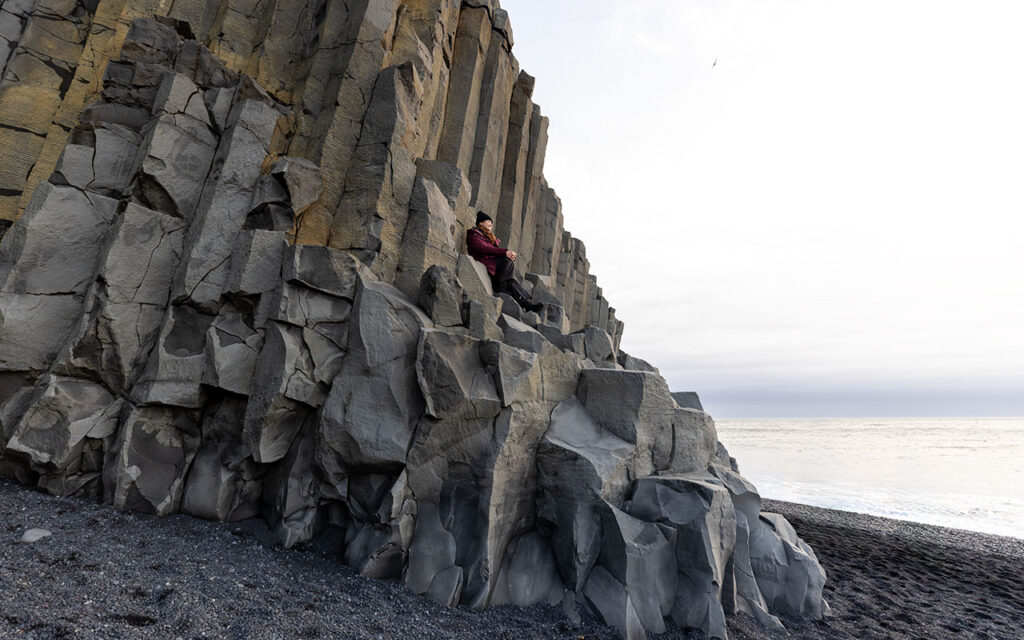 Praia de Reynisfjara, na Islândia. Foto: Ticiana Giehl/Escolha Viajar