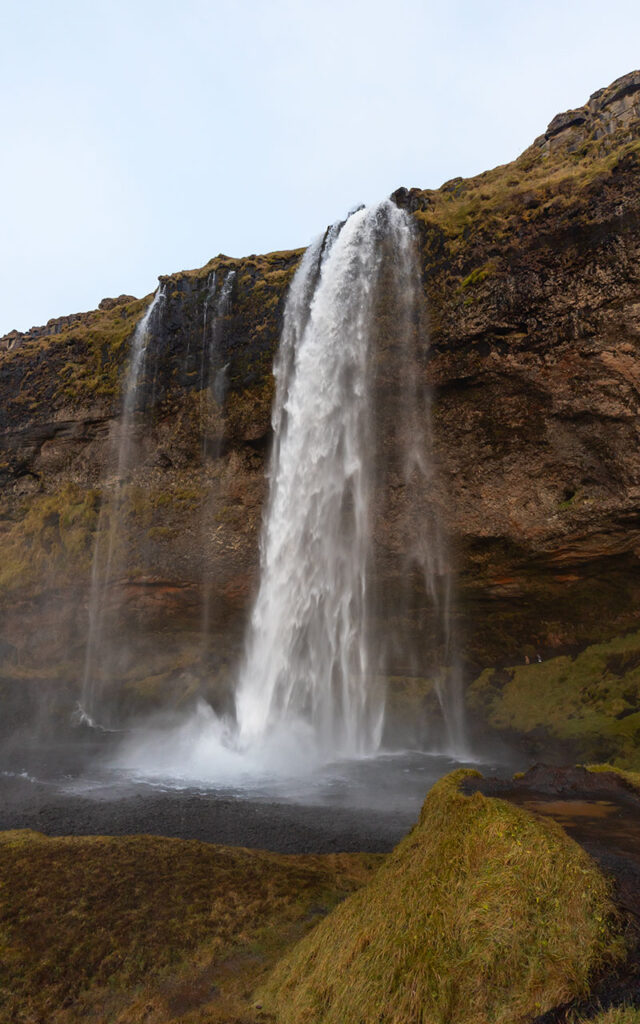 Cachoeira Seljalandsfoss, na Islândia. Foto: Ticiana Giehl/Escolha Viajar