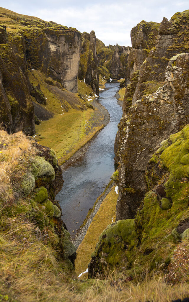 Cânion Fjaðrárgljúfur, na Islândia. Foto: Ticiana Giehl/Escolha Viajar
