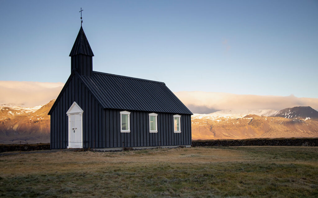 Igreja Preta de Búðir, na Islândia. Foto: Ticiana Giehl/Escolha Viajar